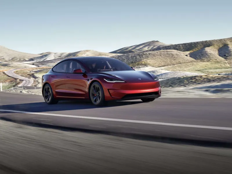 Model 3 Performancen tunnistaa punaisista jarrusatuloista ja hiilikuituspoilerista.