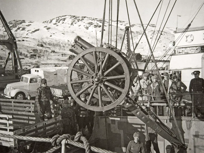 Tykkiä nostetaan laivasta Petsamon Liinahamarin satamassa vuonna 1940.