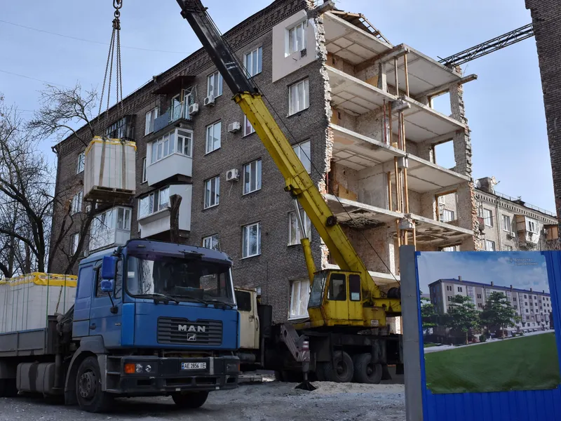 Ukrainan jälleenrakennus maksaa satoja miljardeja dollareita ja kestää pitkään. Yli 150 000 rakennusta on vaurioitunut sodassa. Kuva on Zaporižžjan kaupungissa olevalta korjaustyömaalta.