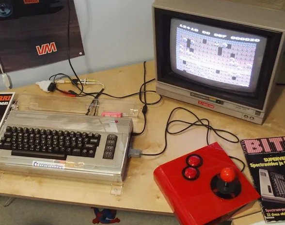 Suomen Pelimuseossa pääsee suoraan asiaan. Commodore 64, Boulder Dash, ilotikku, Bitti ja Jari Kurri. Siinä tärkeimmät.