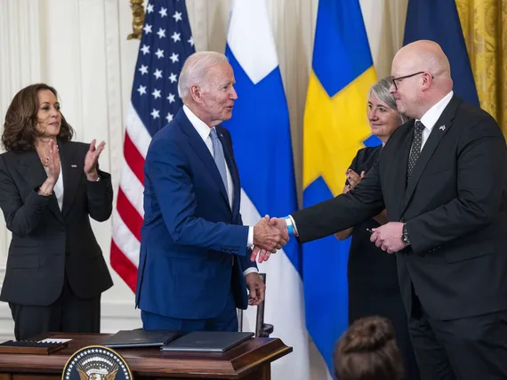 Joe Biden allekirjoitti Suomen ja Ruotsin liittymisasiakirjat | Kauppalehti