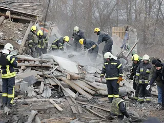 Pelastustyöntekijöitä Kiovan seudulla torstaina Venäjän kohdistettua Ukrainaan laajan ohjus- ja ilmahyökkäyksen. Ukraina torjui ison osan Venäjän lennokeista sekä ohjuksista.