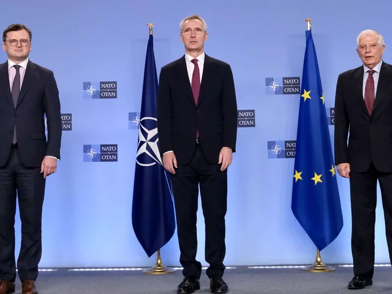 Ukrainan ulkoministeri Dmytro Kuleba (vasemmalla), Naton pääsihteeri Jens Stoltenberg (keskellä) ja EU:n ulkosuhteiden korkea edustaja Josep Borrell tapasivat uudessa kokoonpanossa.