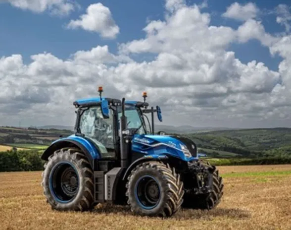 Uudenlaisella traktorilla on suuret lupaukset maatalouden päästövähennyksille. Nautakarjan tuottama metaani on voimakas kasvihuonekaasu, jota voidaan hyödyntää polttoaineena.