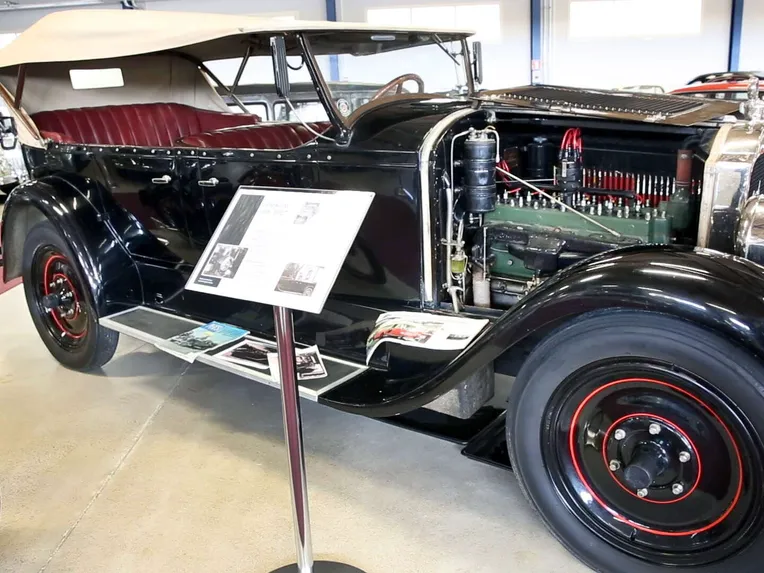 Palmbergin tehtailijasuku rakensi itse perheen Packard-autosta vetytoimisen 1920-luvulla polttoainepulan aikaan.  Nyt auto on Woikosken auto-museon kokoelmassa.