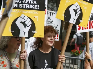 Useat menestyneet näyttelijät ovat olleet mukana mielenosoituksissa, joissa muun muassa vaaditaan oikeudenmukaista kompensaatiota pienemmissä rooleissa oleville näyttelijöille. Kuvassa Susan Sarandon New Yorkissa.