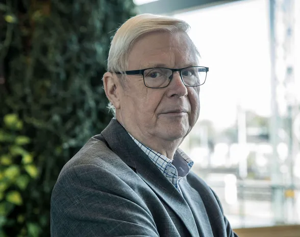 Kim Lindström on työskennellyt esimerkiksi Nordean edeltäjässä Suomen Yhdyspankissa rahastojohtajana ja pääanalyytikkona. Sijoittamisen hän aloitti jo 1960-luvulla.