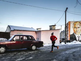 Venäjä painottaa nyt arktista aluetta aiempaa enemmän. Kuvituskuva Moskivan alueelta tammikuulta. Asuintalon seinämaalaus esittää Vladimir Putinia.