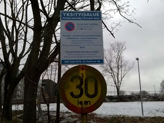 Päivän kuva: Tällä portilla ja liikennemerkkitolpalla ei ole enää mitään  käyttöä | Uusi Suomi
