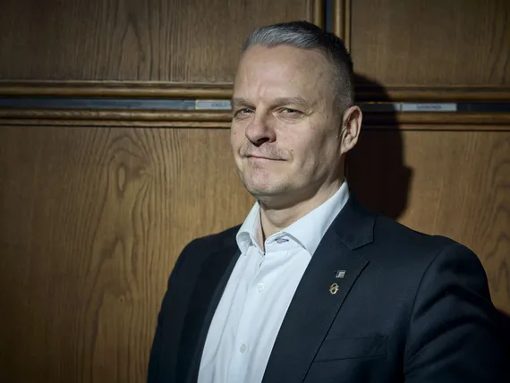 Kansanedustajan elämä muuttui, kun hänet otettiin 9-vuotiaana huostaan – ”Todellisuus ei ole päättäjien mielessä”