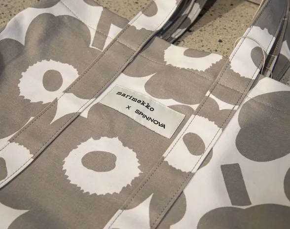 Marimekko ja Spinnova toivat tänä vuonna markkinoille ensimmäiset Marimekon Unikko-kuosiin perustuvat tuotteet, joissa on käytetty Spinnovan kuitua. Spinnova aikoo kerätä kymmeniä brändikumppaneita, mutta voisi tulevaisuudessa valmistaa kuidustaan vaatteita jälleenmyyjille myös itse.