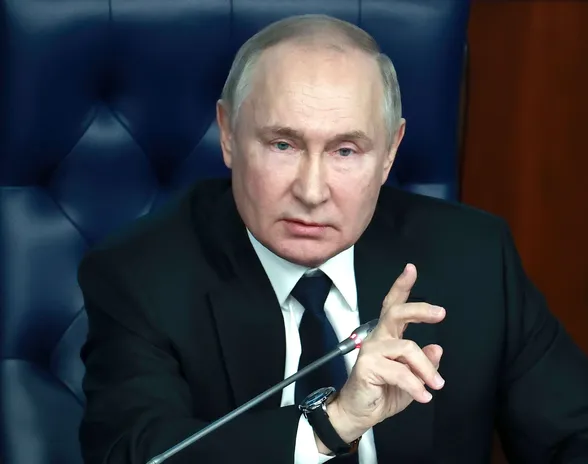 Kremlistä paljastettiin perjantaina lisätietoa Vladimir Putinin suunnitelmista venäläisöljyn hintakaton vastatoimiksi. ”Länsimaiden yritykset asettaa hintakattoja voivat romahduttaa koko globaalin teollisuuden ja tarkoittaa katastrofaalista hintojen nousua”, Putin sanoi aiemmin joulukuussa.