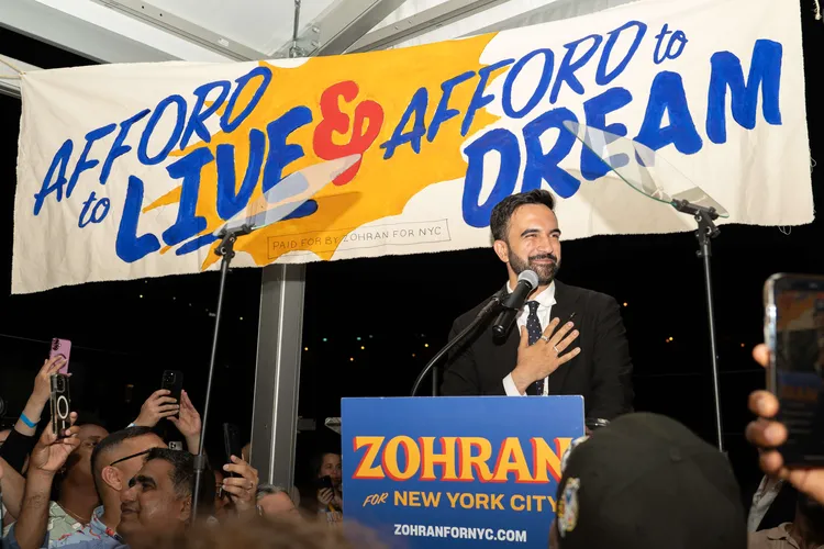 Varaa elää. Sosialistiunelmaa newyorkilaisille lupaava Zohran Mamdani päihitti demokraattien esivaaleissa kymmenen muuta ehdokasta, mukaan lukien New Yorkin osavaltion entisen kuvernöörin Andrew Cuomon.