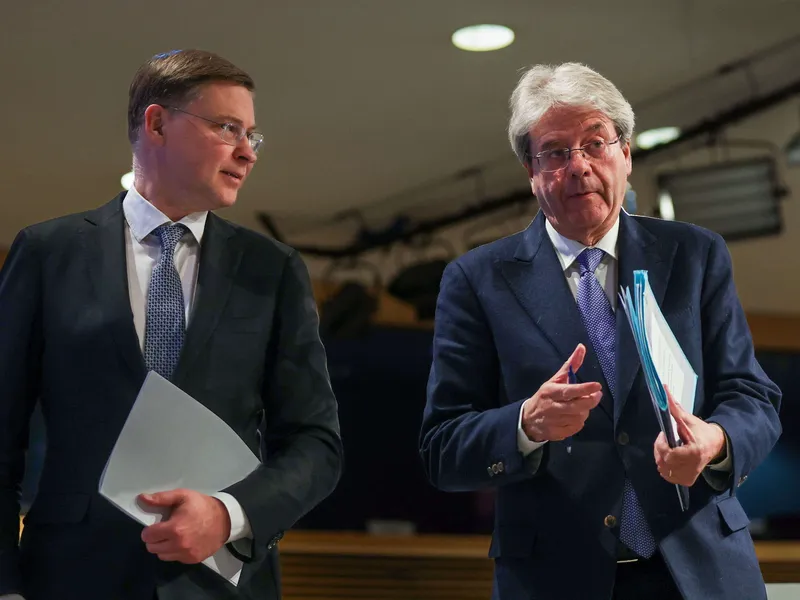 Euroopan komissio esitteli viime viikolla uudet velkakurisäännöt. Kuvassa komission varapuheenjohtaja Valdis Dombrovskis ja talouskomissaari Paolo Gentiloni.