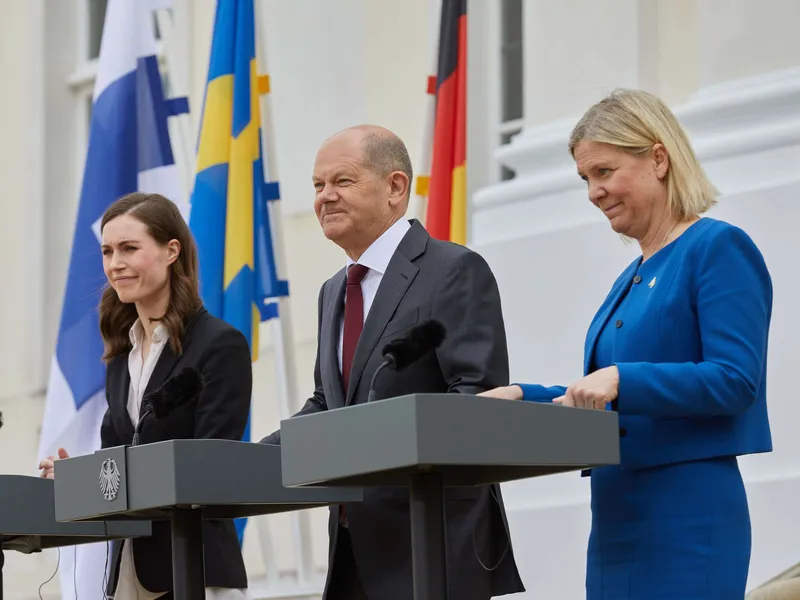 Pääministeri Sanna Marin (vasemmalla) ja Ruotsin pääministeri Magdalena Andersson vierailivat toukokuussa Berliinissä Saksan liittokanslerin Olaf Scholzin luona.