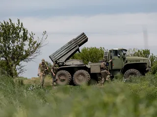 Ukrainalaiset sotilaat valmistelevat moniraketinheitinjärjestelmää Donetskin alueella Itä-Ukrainassa.