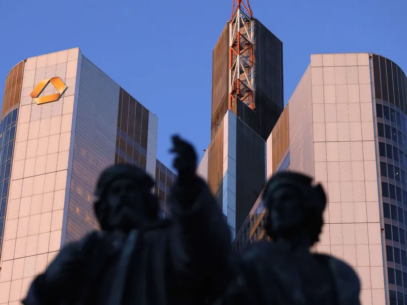 Vastikään helmikuussa takaisin Frankfurtin pörssin 40 suurimman yhtiön joukkoon yltäneen Commerzbankin osake on luisunut viiden päivän aikana yli 20 prosenttia.