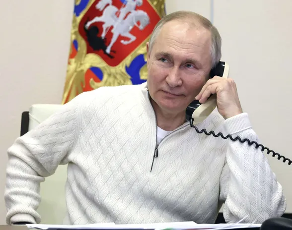 Vladimir Putin kuvattuna 5. tammikuuta 2023. Hyväntekeväisyyskampanjaan liittyvän puhelun toisessa päässä on 7-vuotias poika.
