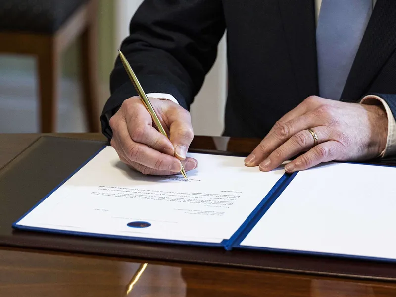 Ulkoministeri Pekka Haavisto allekirjoitti Suomen Nato-hakemuksen 17. toukokuuta 2022. Suomen jäsenyydeltä uupuu enää Turkin ja Unkarin ratifiointi.