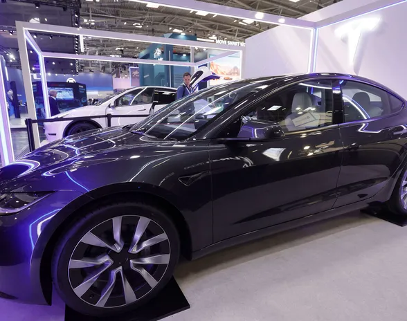 Amerikkalainen sähköautopioneeri Tesla esitteli päivitetyn  Model 3:n parhaillaan meneillään olevilla Münchenin kansainvälisillä automessuilla.