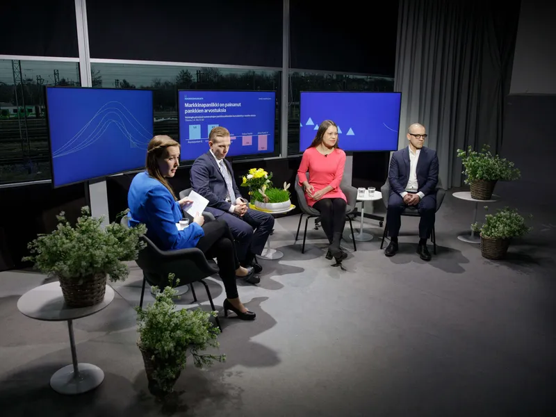 Pankeista keskustelevat Patrik Moring (oik.), Sari Lounasmeri ja Matias Arola. Lähetyksen juontaa Heidi Huotilainen.