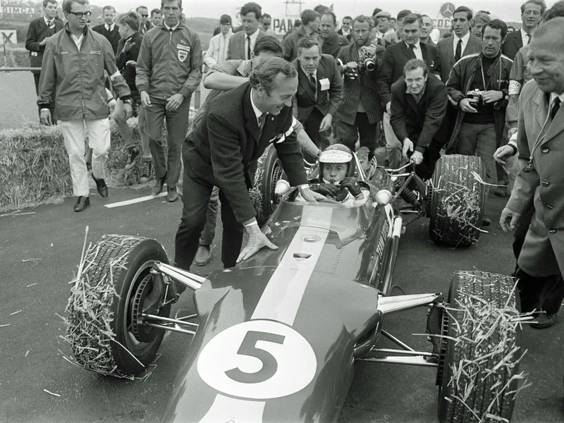 Colin Chapman onnittelee Jim Clarkia tämän voitettua Hollannin GP:n ensi kertaa Lotus 49 -autolla vuonna 1967.