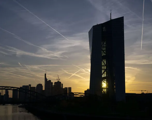 Aurinko laskeutuu Frankfurtissa, EKP:n päämajan taustalla. Digieuron liikkeeseenlaskusta päätetään viime kädessä täällä. EU-komissio Brysselin päässä on ollut tähän mennessä myötämielinen hankkeelle.