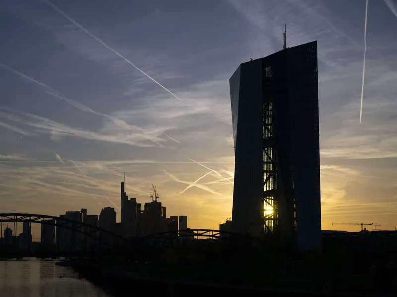 Aurinko laskeutuu Frankfurtissa, EKP:n päämajan taustalla. Digieuron liikkeeseenlaskusta päätetään viime kädessä täällä. EU-komissio Brysselin päässä on ollut tähän mennessä myötämielinen hankkeelle.
