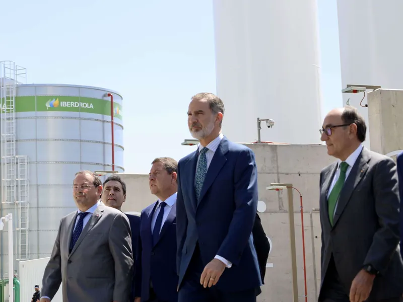 Uusiutuvaa vetyä voidaan varastoida korkeisiin tankkeihin energiayhtiö Iberdrolan laitoksella. Tankkien edessä näkyy muun muassa Espanjan kuningas Felipe VI, joka kävi vihkimässä Iberdrolan vedyn tuotantolaitoksen 13. toukokuuta.