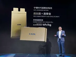 Maailman johtavan sähköautojen akkuvalmistaja Catlin tutkimusjohtaja Wu Kai esitteli keksintöä Shanghain automessuilla.