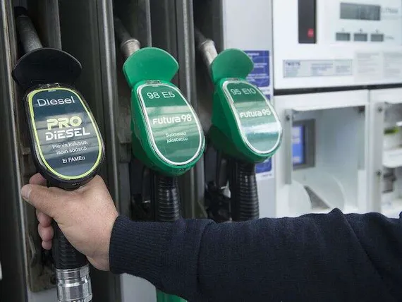 Mitä tapahtuu, jos Orpon hallitus määrää bensan hinnan alas? – Nyt tuli uusi laskelma