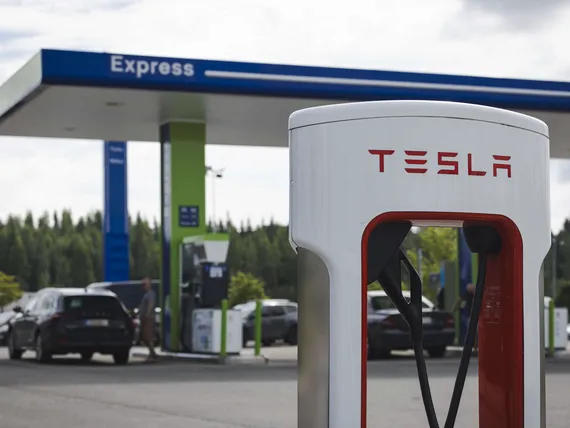 Elon Muskilla on syytä hymyyn – Teslalta vahvat luvut