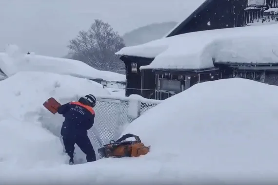 Venäjän hätätilaministeriön 20. tammikuuta 2026 päivätyssä kuvassa raivataan lunta Petropavlovsk-Kamtšatskissa.