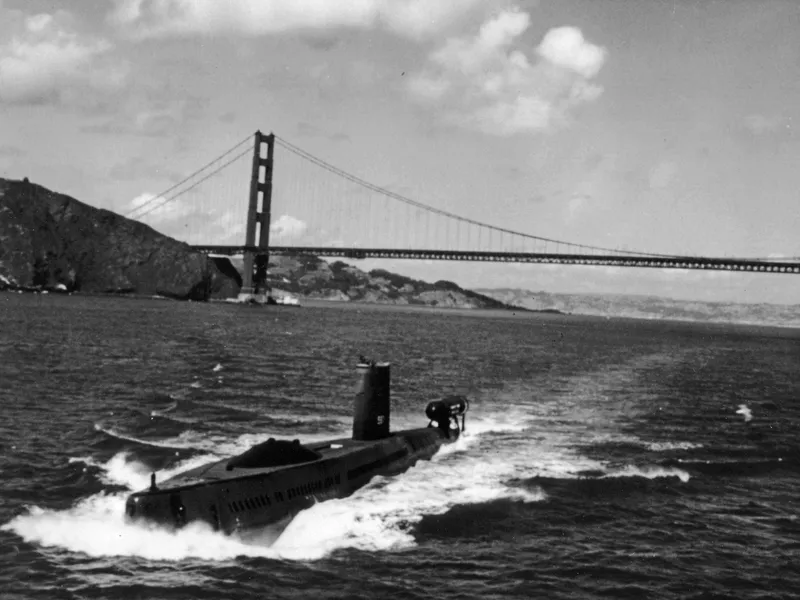 USS Halibut kuvattuna vuonna 1976. Veneen peräosan kannelle on rakennettu kammio, jossa sukeltajat kykenevät orientoitumaan syväsukellusten paineolosuhteisiin.