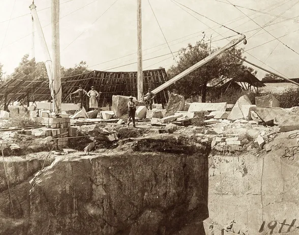 Henry Hebuckin (alk. Hiipakka) louhos vuonna 1911. Isot nostokurjet tehtiin käytöstä poistettujen purjelaivojen mastoista. Juho Mäntylän tapaan Hebuck oli kotoisin Jurvasta, mutta hän jäi perheineen Kaliforniaan.