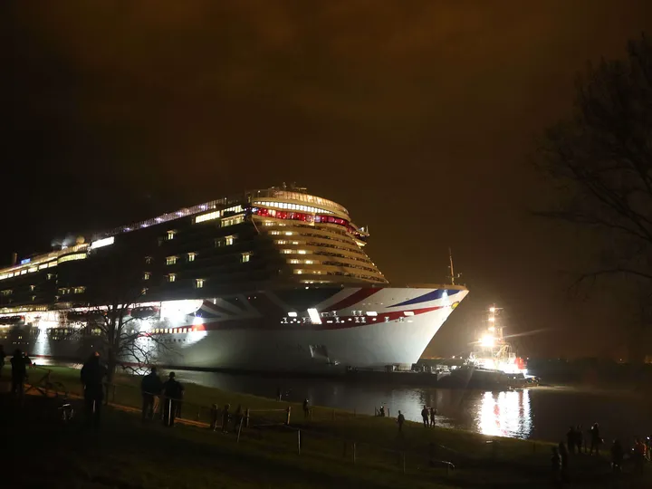 P&O Cruises -yhtiön tilaama Iona-alus kulki Ems-jokea pitkin Papenburgin telakalta Pohjanmerelle viime maaliskuussa.