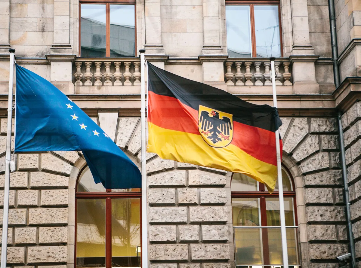 Германию сливают. Флаг ЕС И ФРГ. Германия флаг Бундестаг. Флажки Германии и ЕС Бундестаг. Германия флаг правительство.