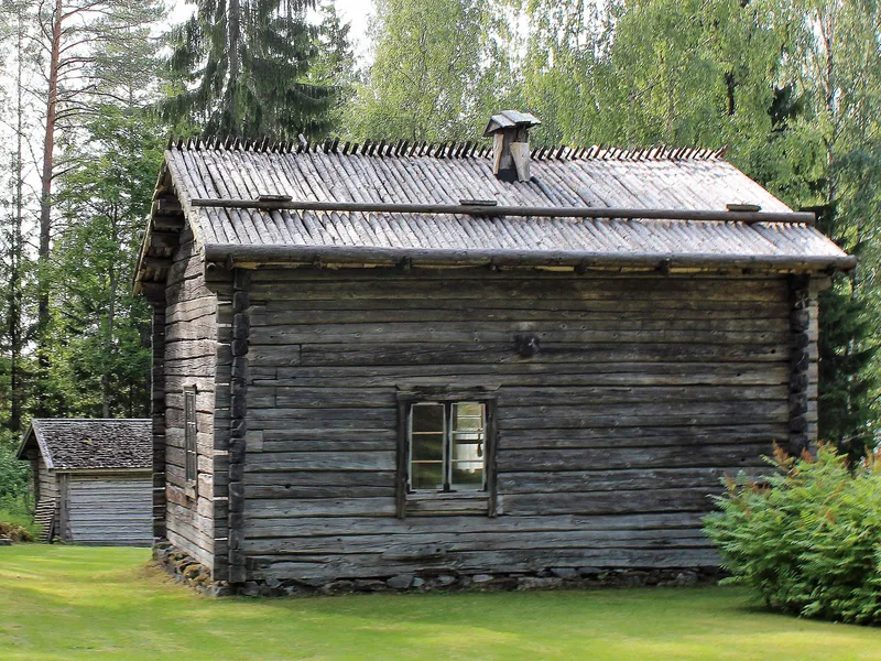 1800-luvun savutupa Pöljän kotiseutumuseossa Siilinjärvellä. Perustus on ladottu kivistä.