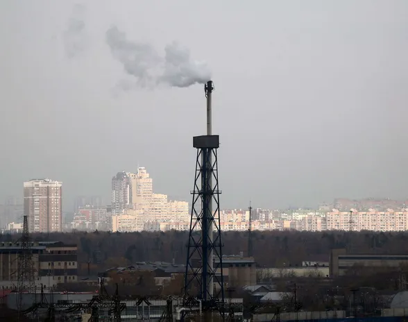 Kuvassa venäläisen öljy-yhtiön Gazprom Neftin öljynjalostamo Moskovassa. G7-maat suunnittelevat venäläisöljylle hintakattoa.