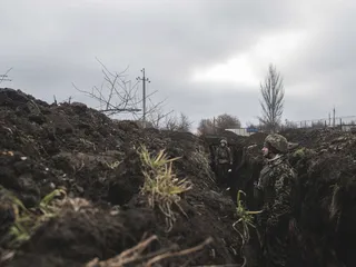 Ukrainalaissotilaita asemissa Bah’mutin kaupungin lähistöllä Donetskissa 31. joulukuuta. Alue on ollut sodankäynnin kiivaimpien taisteluiden näyttämö viimeisten viikkojen ja kuukausien ajan.