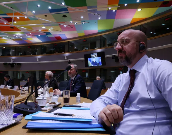 Ukrainan presidentti Volodymyr Zelenskyi osallistui Eurooppa-neuvoston kokoukseen videoyhteydellä. Kuvassa etualalla neuvoston puheenjohtaja Charles Michel.