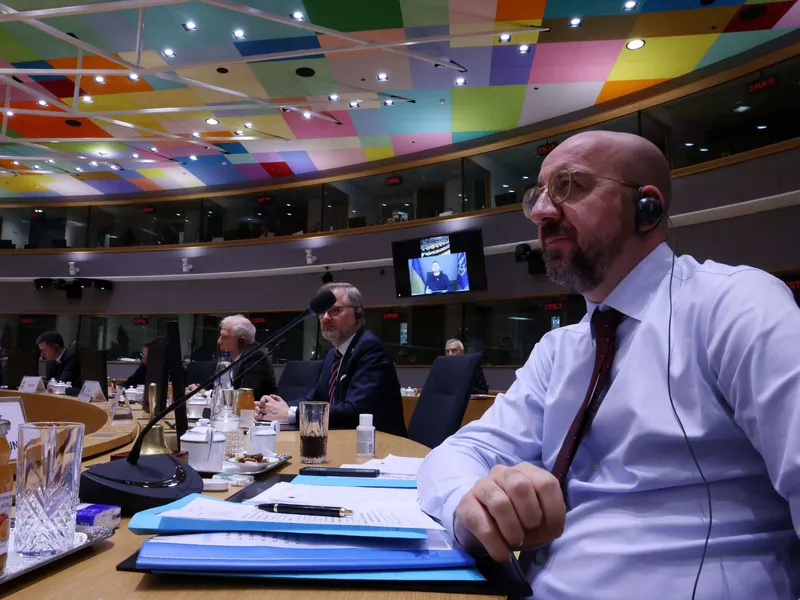 Ukrainan presidentti Volodymyr Zelenskyi osallistui Eurooppa-neuvoston kokoukseen videoyhteydellä. Kuvassa etualalla neuvoston puheenjohtaja Charles Michel.