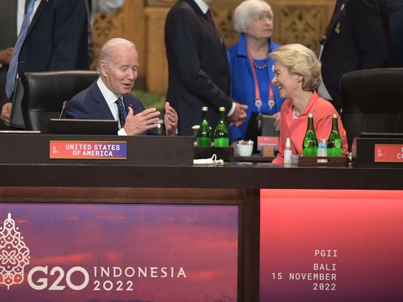 EU:n ja USA:n välit ovat parantuneet presidentti Joe Bidenin virkakaudella. Kuvassa Biden ja EU-komission puheenjohtaja Ursula von der Leyen keskustelevat G20-kokouksessa Balilla.