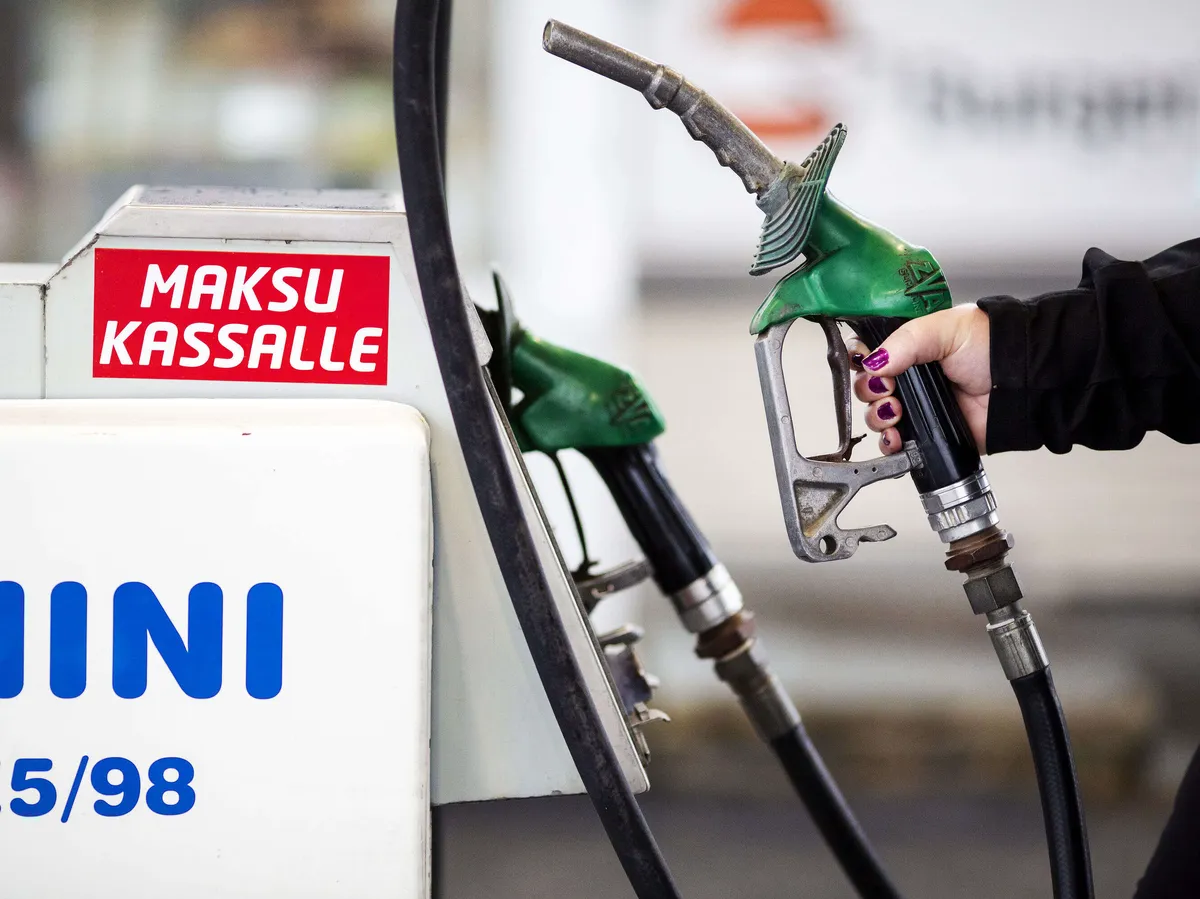 Polttoaineiden hinnat kääntyivät lievään laskuun – Suomessa on kuitenkin  EU:n kallein bensiini ja toiseksi hintavin diesel | Kauppalehti