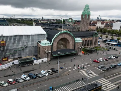Kaivokadun välittömässä läheisyydessä sijaitsee muun muassa Helsingin päärautatieasema.