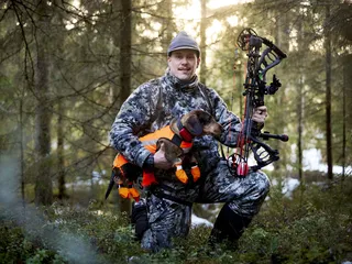 Jussi Mäntylä kertoo jousella metsästämisen olevan mielekäs ja eettinen tapa hankkia ruokaa.