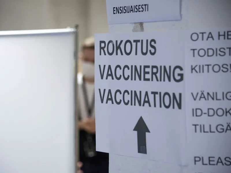 Apulaisprofessori Tuuli Lappalaisen mukaan suurin ongelma tällä hetkellä on nuorten vajaasti rokotettujen hurjat tartuntaluvut ja heikohko rokotusinto.