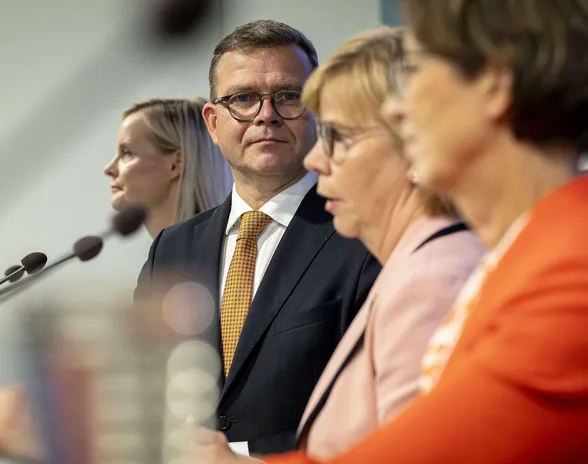 Riikka Purra (ps), Petteri Orpo (kok), Anna-Maja Henriksson (r) ja Sari Essayah (kd) aikovat toteuttaa hallituksen neljän miljardin investointiohjelman.