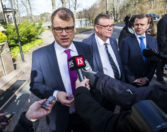 Juha Sipilän (vasemmalla) hallituksessa suunnitelmat Postin listaamiseksi olivat jo pitkällä, mutta Timo Soini (keskellä)  ja siniset lopulta sen torppasivat.
