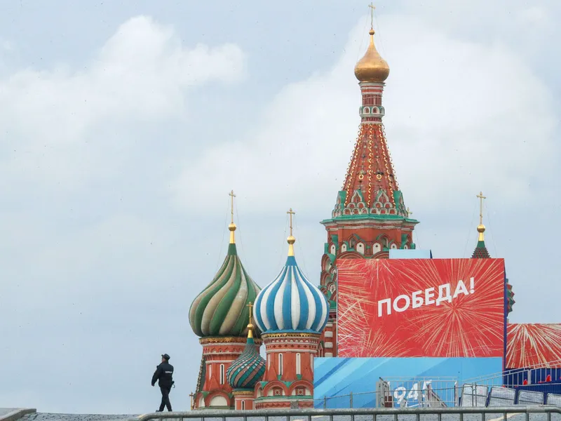 Moskovan Pyhän Vasilin katedraalin eteen on pystytetty voittoa julistavia tauluja. Punainen tori on ollut edelliset kaksi viikkoa suljettuna yleisöltä. Turvatoimet ovat siis erityisen tiukat.